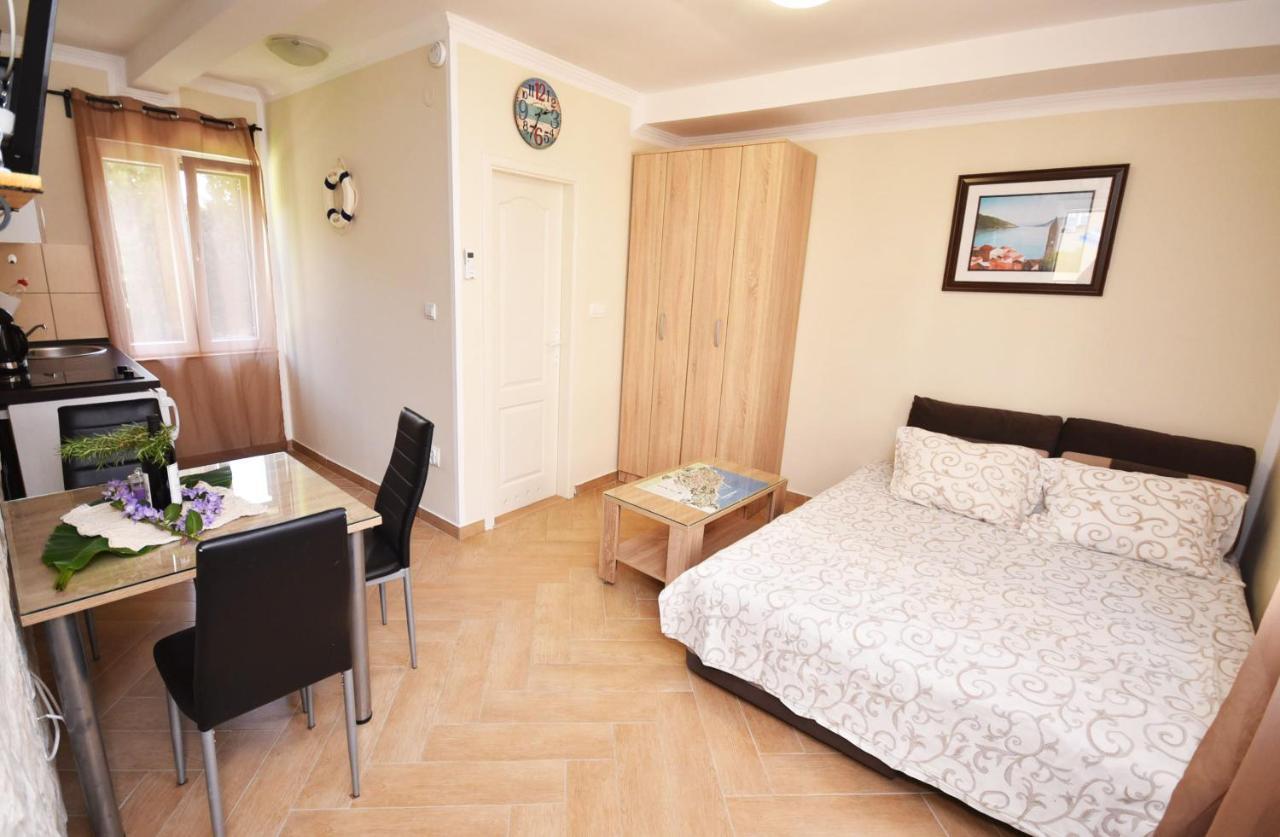 تْشيرسيك نوفي Vila Kula 1830 Apartments المظهر الخارجي الصورة